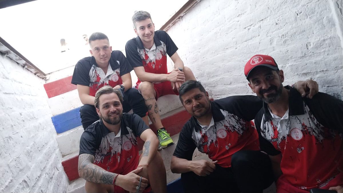 El entrenador Alejandro Abaurre junto a su cuerpo técnico festejaron el triunfo en San Juan. El entrenador Alejandro Abaurre junto a su cuerpo técnico festejaron el triunfo en San Juan.