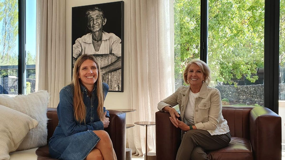 Ana Lovaglio junto a su madre Susana Balbo, creadoras del Hotel SB Unique Stays ubicado en el corazón de Chacras de Coria, en Luján de Cuyo.