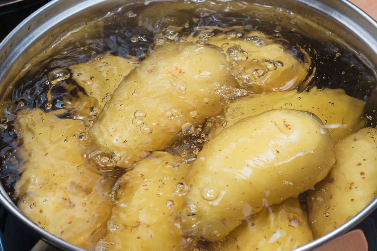 Por qué hay que hervir las papas con un chorro de vinagre ¿Qué significa?