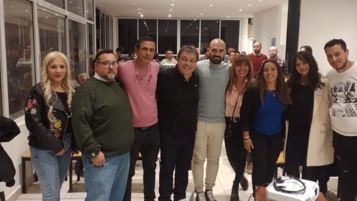 Fabían Manzur, en el centro de la foto. Hizo campaña para ser intendente de Guaymallén junto a La Unión Mendocina. Fabían Manzur, en el centro de la foto. Hizo campaña para ser intendente de Guaymallén junto a La Unión Mendocina.