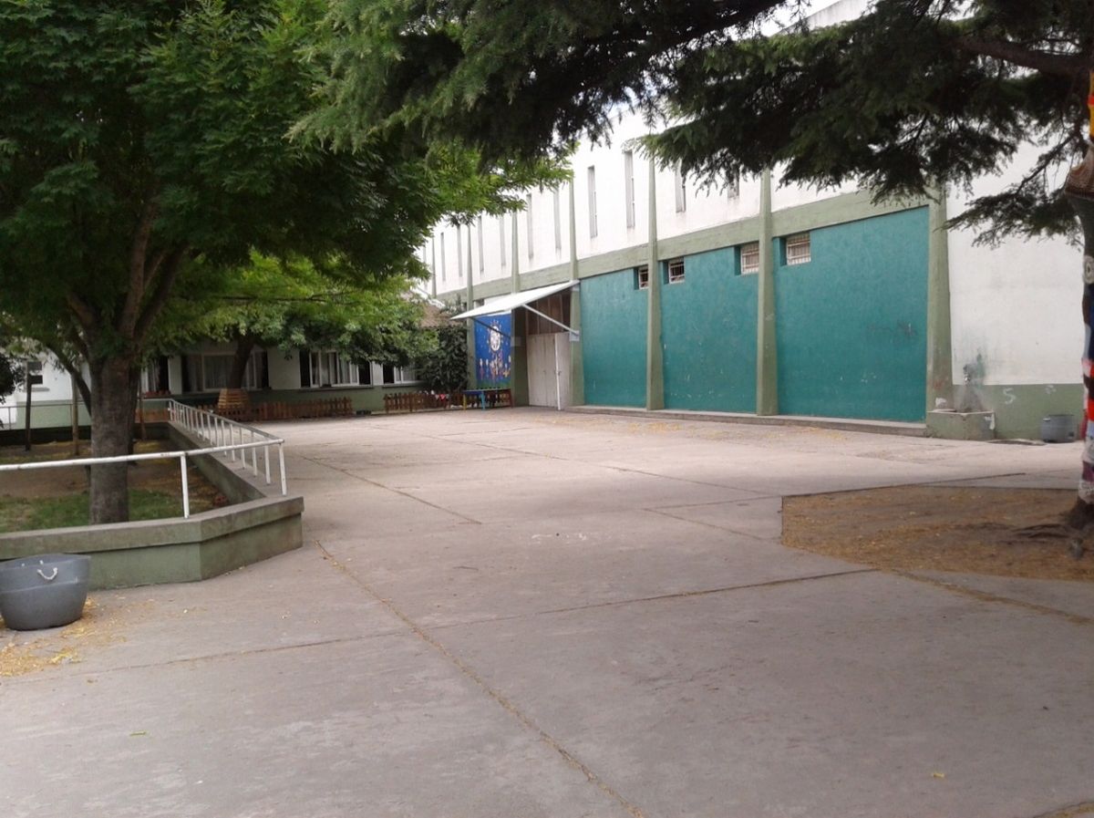 En Tucum&aacute;n. Un alumno de la Escuela Secundaria El Sacrificio encontr&oacute; dos cartuchos de arma de fuego en el patio del establecimiento.