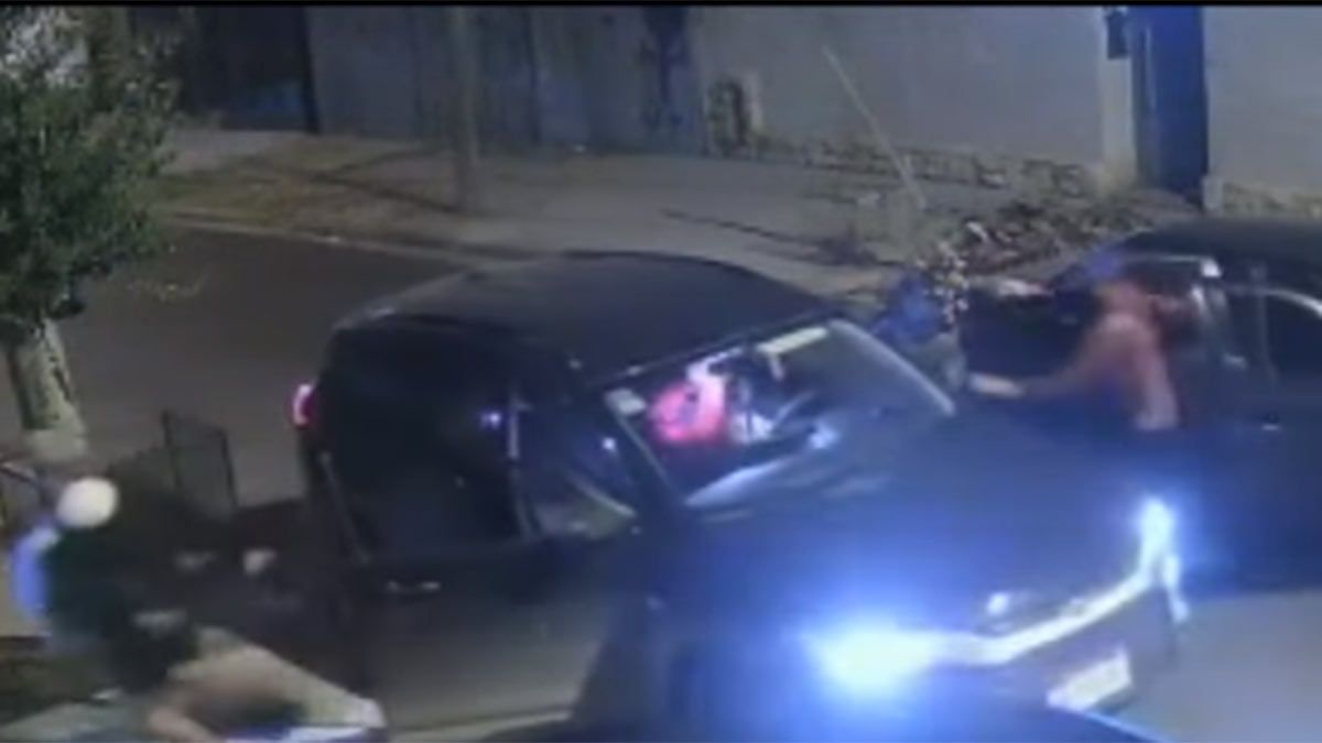 Los asaltaron cuando llegaban a su hogar y quedó grabado en video.