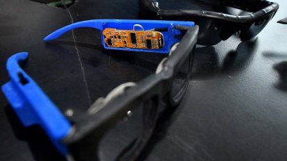 Los anteojos inteligentes permiten brindar asistencias a las personas ciegas a través de un GPS que permite ubicarlos y orientarlos en el lugar donde se encuentran