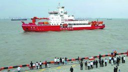 El rompehielos chino Xuelong 2 regresa a su puerto en Shanghai el 7 de mayo, marcando el final de la última expedición científica del país a la Antártida. PARA USO DE CHINA DAILY.