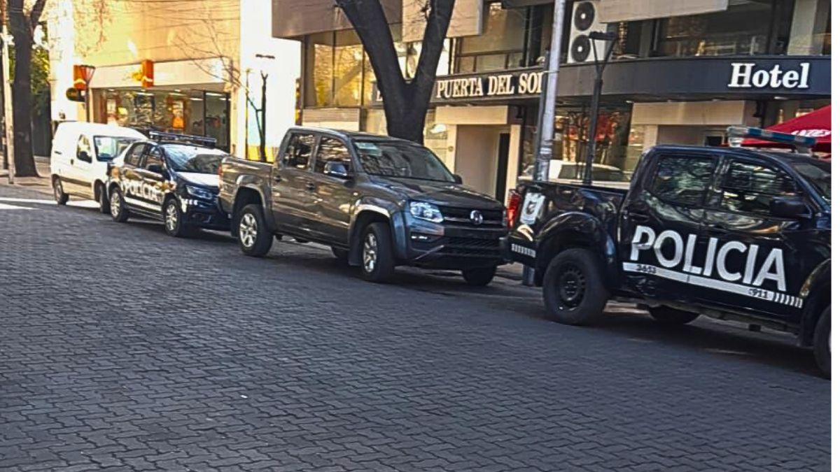 Así se veía en la mañana de este viernes el frente de la Liga Mendocina de Fútbol por los allanamientos Así se veía en la mañana de este viernes el frente de la Liga Mendocina de Fútbol por los allanamientos