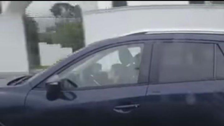Filmaron a un niño mexicano conduciendo a 100 km/h mientras su padre habla por el celular