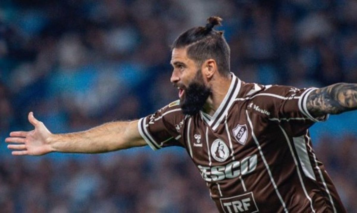 El goleador festejando el tanto contra Racing.