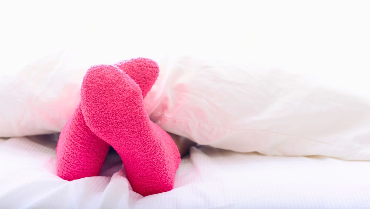 Dormir con medias: cuál es su significado, según la psicología