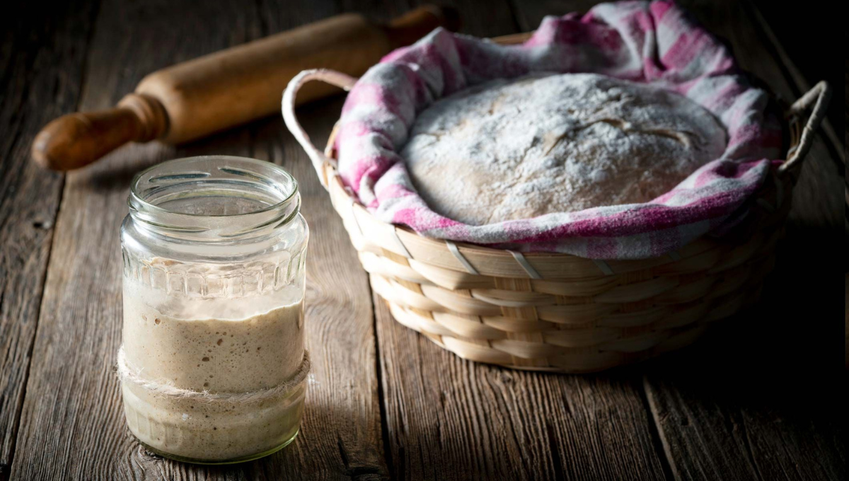La masa madre es un fermento casero a base de harina y agua que sirve para preparar panificados y pizzas.