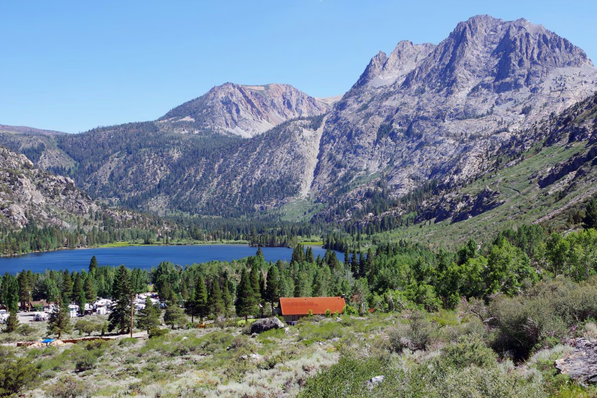 Los lagos realmente parecen sacados de los Alpes suizos. Los lagos realmente parecen sacados de los Alpes suizos.