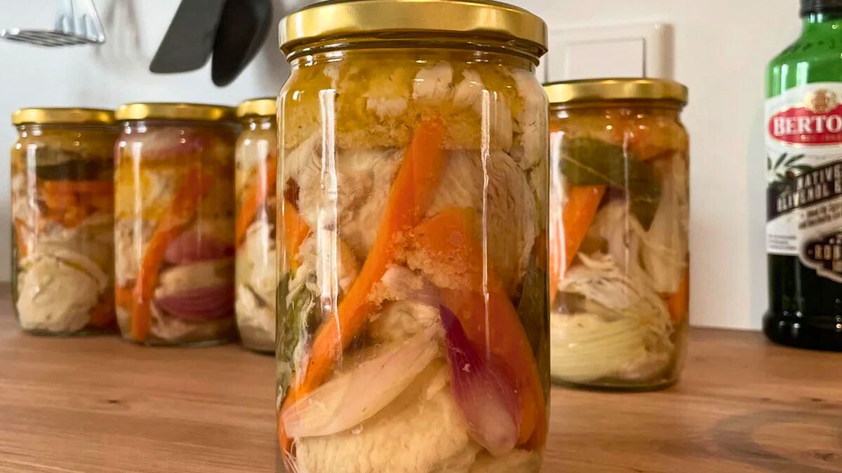 El escabeche de pollo se hace con una receta que tiene sabor a vinagre y es muy económica. El escabeche de pollo se hace con una receta que tiene sabor a vinagre y es muy económica.