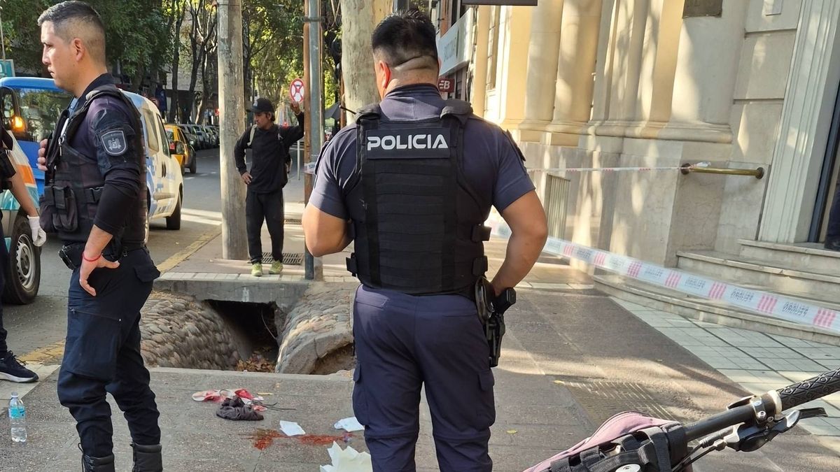 Así quedó la vereda de la Bolsa de Comercio tras el corte que sufrió el delincuente que intentó robar un matafuegos.