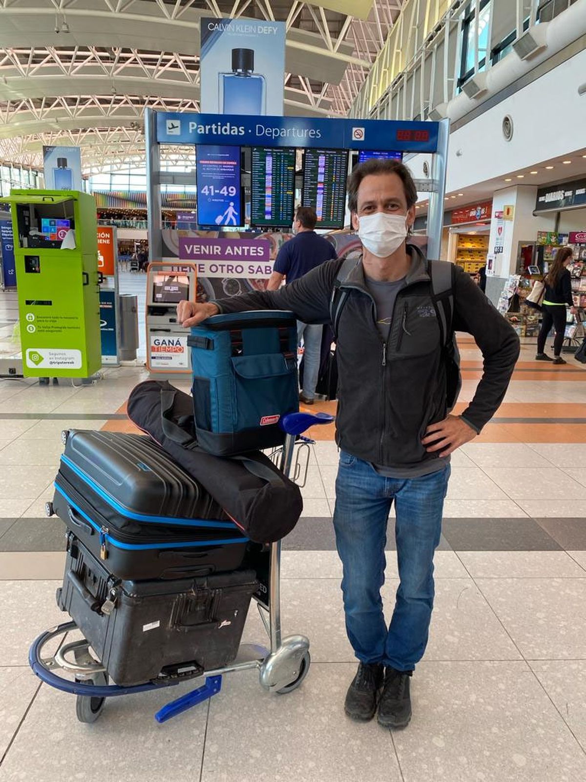 Pablo Betancourt en viaje hacia Estados Unidos en abril del 2022 con la conservadora en la que llevó la cámara de Janet Johnson. Foto: Gentileza Pablo Betancourt Pablo Betancourt en viaje hacia Estados Unidos en abril del 2022 con la conservadora en la que llevó la cámara de Janet Johnson. Foto: Gentileza Pablo Betancourt