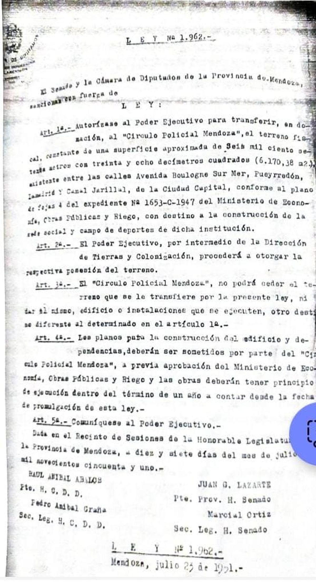 La ley de 1951 que legitima la donación estatal del terreno sólo para que el Círculo Policial tuviera sede. La ley de 1951 que legitima la donación estatal del terreno sólo para que el Círculo Policial tuviera sede.