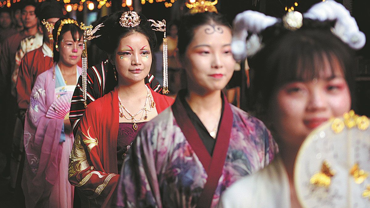 Un grupo de fanáticos del hanfu desfila por el centro de Xian, provincia de Shaanxi, durante una feria. LIU XIAO / XINHUA