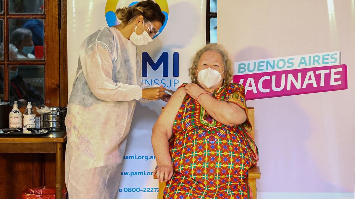 En la nueva etapa de vacunación&nbsp;se brindará inmunidad a las y los adultos mayores y a docentes que integran grupos de riesgo.