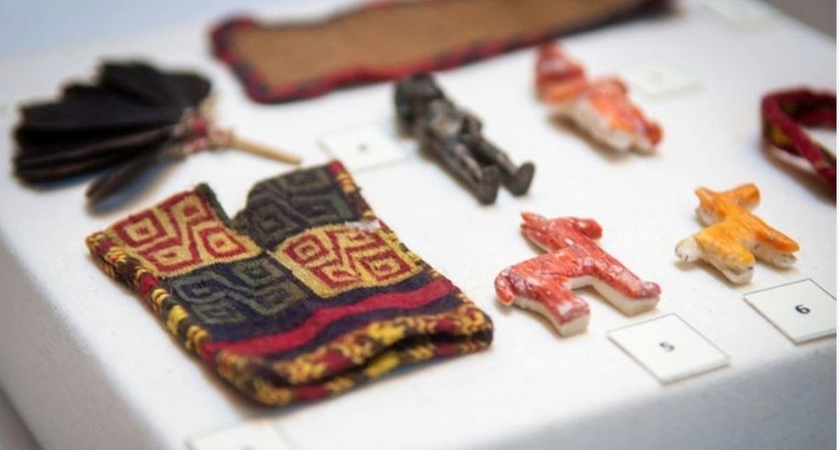 Algunas de las ofrendas que poseía la capacocha que fue desmembrada: para la cosmovisión andina, no corresponde separar el fardo funerario ni sus pertenencias del cuerpo sacrificado, ya que es considerado como un todo. Algunas de las ofrendas que poseía la capacocha que fue desmembrada: para la cosmovisión andina, no corresponde separar el fardo funerario ni sus pertenencias del cuerpo sacrificado, ya que es considerado como un todo.