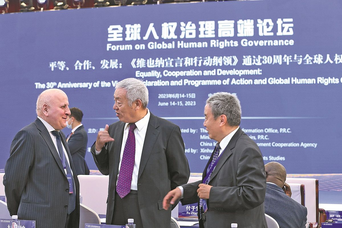 Aslan Abashidze (izquierda), miembro del Comité de Derechos Económicos, Sociales y Culturales de las Naciones Unidas, habla con Shen Yongxiang (centro), subdirector de la Sociedad para Estudios de Derechos Humanos de China, y Liu Xinsheng, miembro del Comité Asesor del Consejo de Derechos Humanos de la ONU, en el marco del Foro sobre la Gobernanza Global de los Derechos Humanos celebrado en Beijing el 14 de junio. CHEN ZEBING / CHINA DAILY