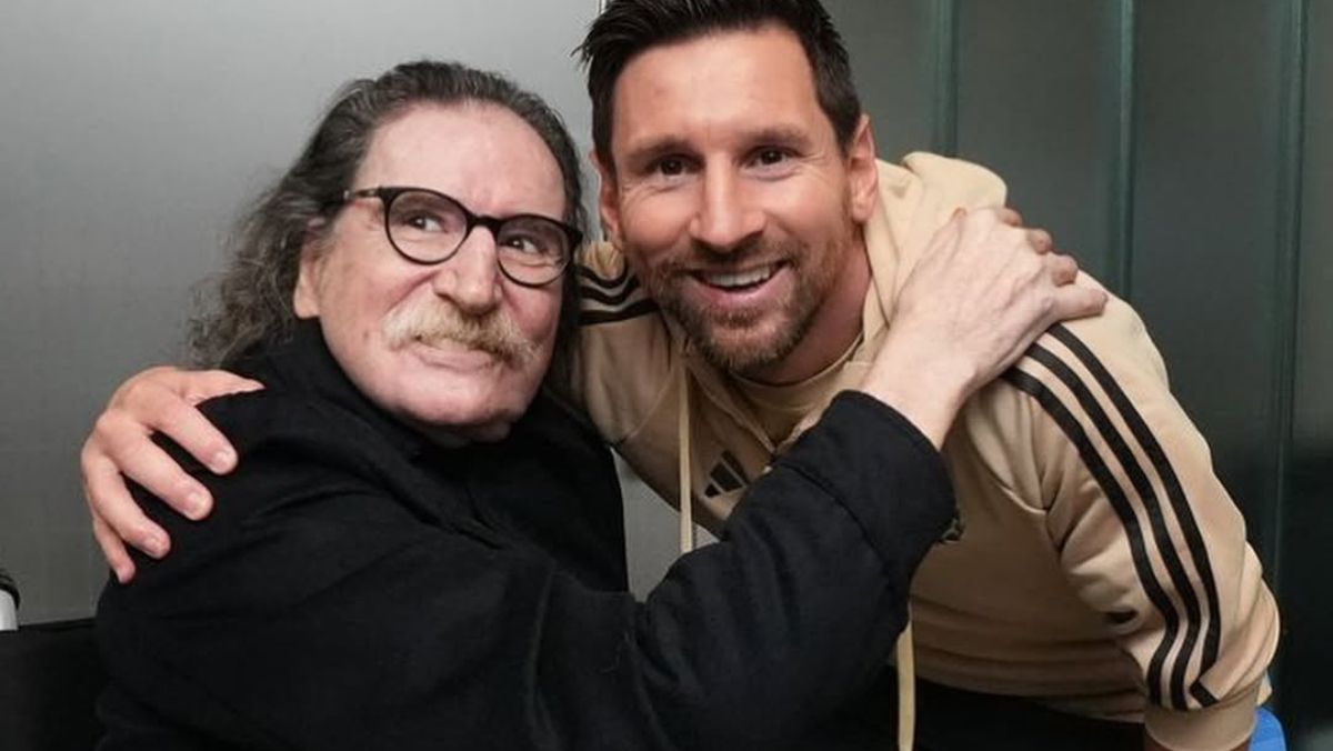 Para la posteridad. Charly García y Lionel Messi posaron juntos en el camarín del Monumental