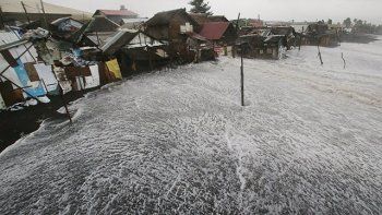 El tifón en Filipinas se debilita pero dejó al menos 21 muertos