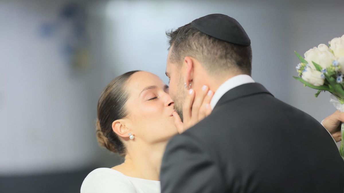 Misha Marianoff (34) es argentino y está radicado en Israel desde 2019. Su mujer es Lior Lasry. El 3 de marzo se casaron en un refugio antimisiles subterráneo de Tel Aviv. Misha Marianoff (34) es argentino y está radicado en Israel desde 2019. Su mujer es Lior Lasry. El 3 de marzo se casaron en un refugio antimisiles subterráneo de Tel Aviv.