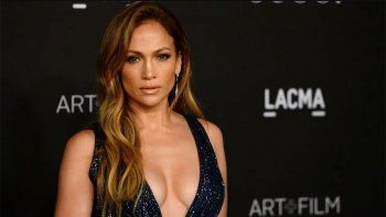 A los 50 años Jennifer Lopez mostró su espectacular cuerpo en una foto natural