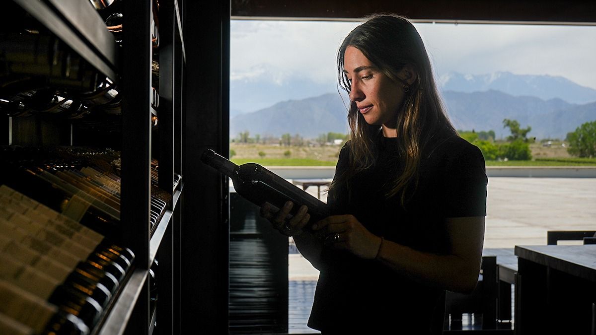 Con una vista privilegiada a la Cordillera de los Andes, Paloma Bignone trabaja hace cuatro años en el área de enología de la Bodega Séptima.