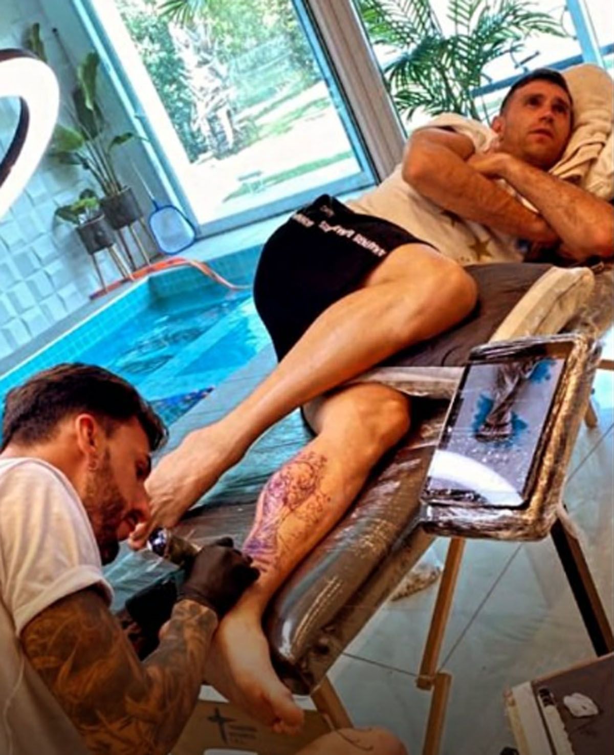 El Dibu cumpliendo su promesa de campeón del mundo