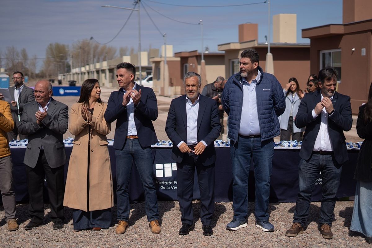 El IPV entregó en Guaymallén uno de los barrios más grandes de la última década. El IPV entregó en Guaymallén uno de los barrios más grandes de la última década.