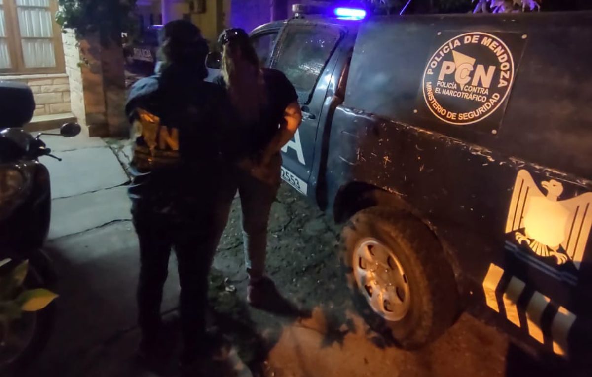 Una pasajera llevaba droga entre sus pertenencias en un micro con destino a San Rafael. Una pasajera llevaba droga entre sus pertenencias en un micro con destino a San Rafael.