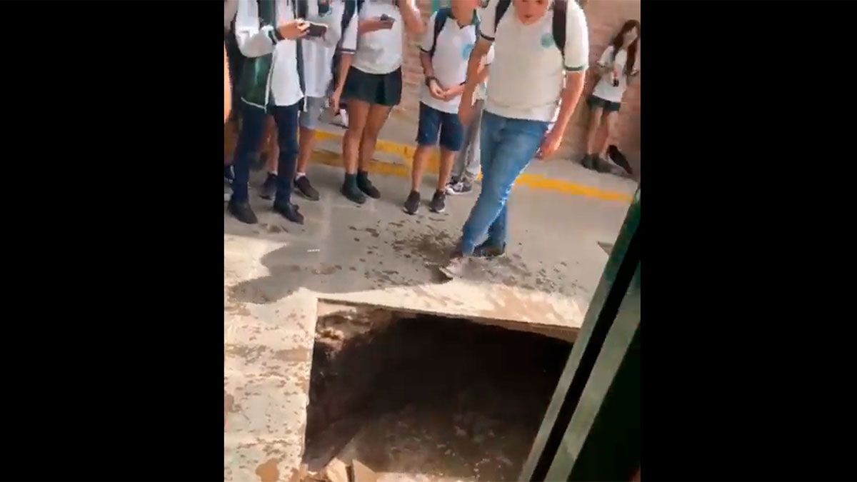 Uno de los alumnos afectados sufrió un esguince de tobillo, mientras que el resto algunos golpes.