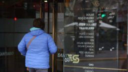 El dólar cedió 3 centavos y cerró a $57
