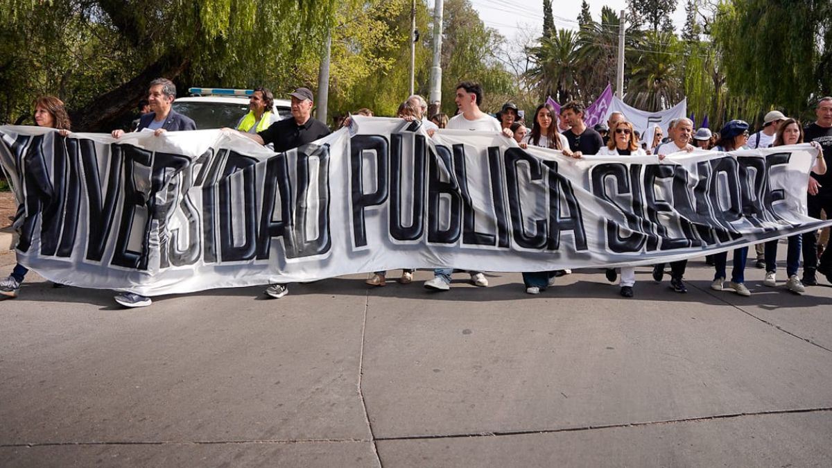 Las autoridades de la UNCuyo en la &uacute;ltima marcha a favor del financiamiento universitario.