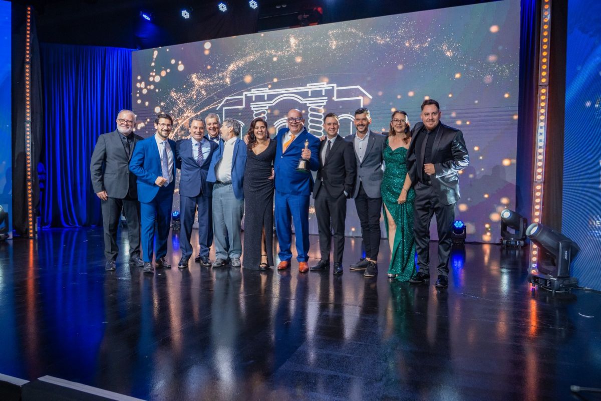 Equipos de Radio Nihuil en los premios Martín Fierro del año pasado, por la producción 2024. Equipos de Radio Nihuil en los premios Martín Fierro del año pasado, por la producción 2024.