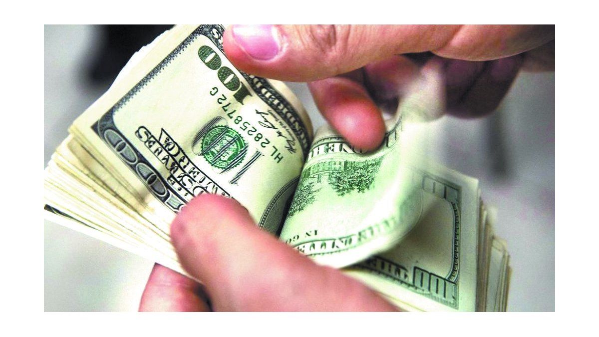 Devolverán el dinero retenido de los dólares ahorro y turismo Devolverán el dinero retenido de los dólares ahorro y turismo