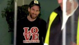 Messi llegó sonriente a Barcelona: su única palabra al bajar del avión