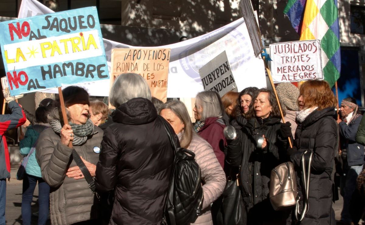 Los jubilados de Mendoza se concentran cada miércoles en la plaza San Martín. Foto: Miguel Cicconi.