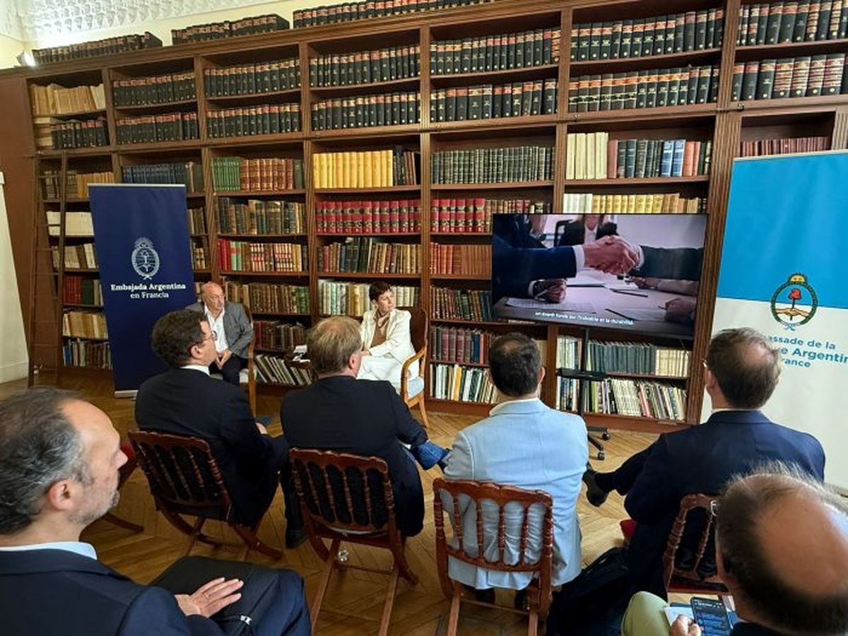 Jimena Latorre con empresarios franceses interesado en la minería. Jimena Latorre con empresarios franceses interesado en la minería.
