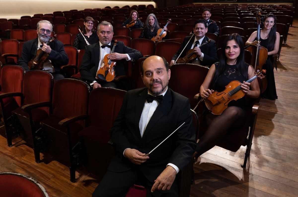 El director Miguel Pineda Zaccara junto al resto de la orquesta. El director Miguel Pineda Zaccara junto al resto de la orquesta.
