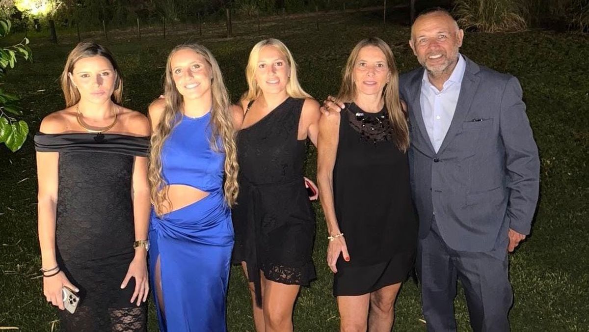 Carlos Ponce junto a su esposa Eliana Olais y sus hijas Sofía, Lucía y Delfina. Carlos Ponce junto a su esposa Eliana Olais y sus hijas Sofía, Lucía y Delfina.