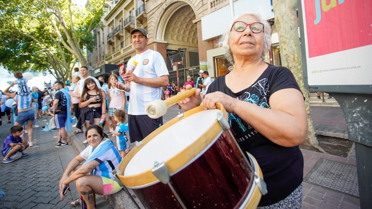 La señora llegó con feliz con su bombo a los festejos.