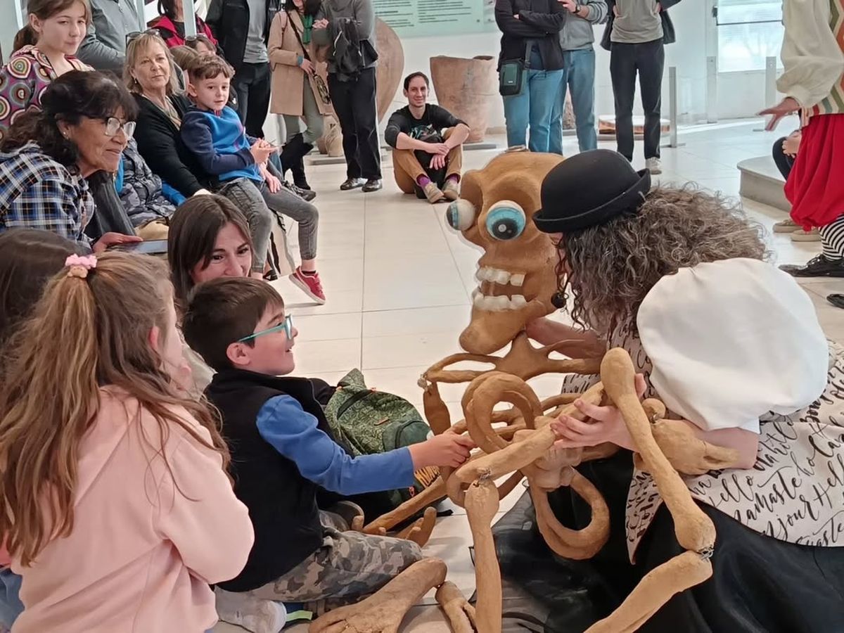 En vacaciones, el museo Moyano abre sus puertas al fantástico mundo de los dinosaurios y a la magia del teatro. En vacaciones, el museo Moyano abre sus puertas al fantástico mundo de los dinosaurios y a la magia del teatro.