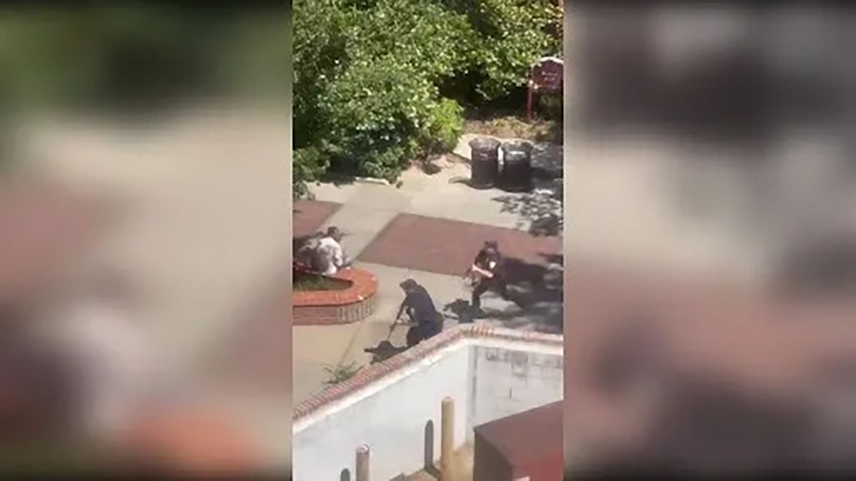 Captura de video de agentes de seguridad durante un tiroteo este jueves