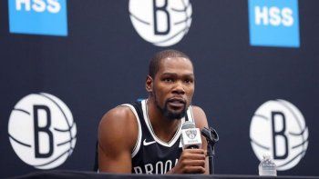 Durant se recuperó de su lesión y del coronavirus, pero no sabe cuándo volverá