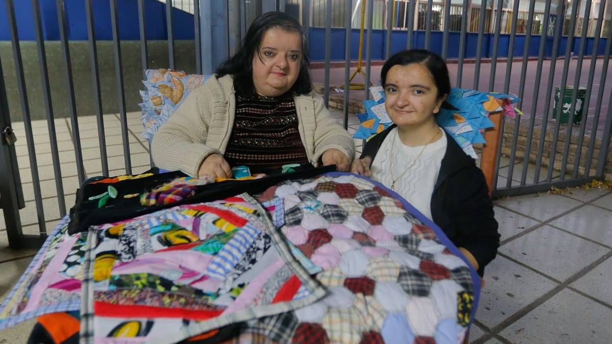 Mirta acompaña a su hija al Instituto Tomás Godoy Cruz, donde estudia una carrera terciaria, y mientras teje artesanías para vender. Mirta acompaña a su hija al Instituto Tomás Godoy Cruz, donde estudia una carrera terciaria, y mientras teje artesanías para vender.