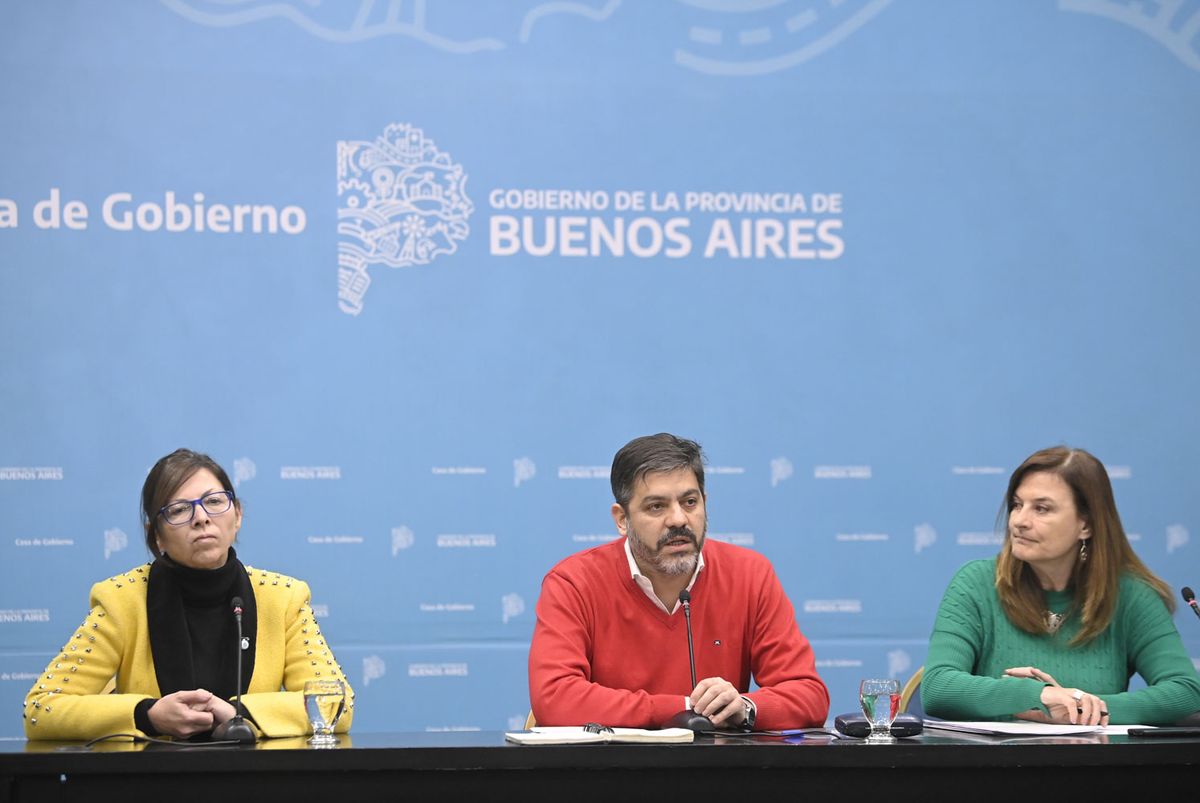 Carlos Bianco, ministro de Gobierno de Buenos Aires, encabezó la conferencia de prensa en la que fueron repudiados los diputados libertarios que visitaron a genocidas. Carlos Bianco, ministro de Gobierno de Buenos Aires, encabezó la conferencia de prensa en la que fueron repudiados los diputados libertarios que visitaron a genocidas.