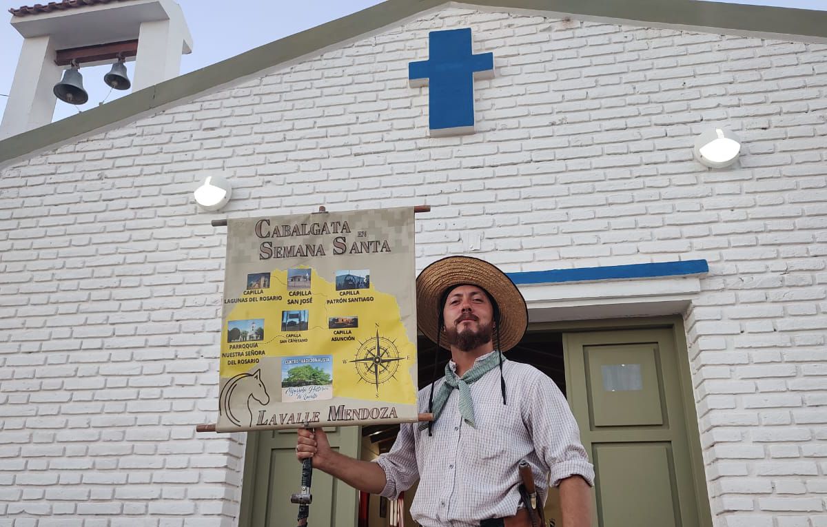 Los jinetes salieron el jueves en este viaje por las capillas de Lavalle. Es una travesía de 100 kilómetros en pleno desierto. En la imagen, uno de los gauchos en la Capilla Nueva Asunción. Los jinetes salieron el jueves en este viaje por las capillas de Lavalle. Es una travesía de 100 kilómetros en pleno desierto. En la imagen, uno de los gauchos en la Capilla Nueva Asunción.