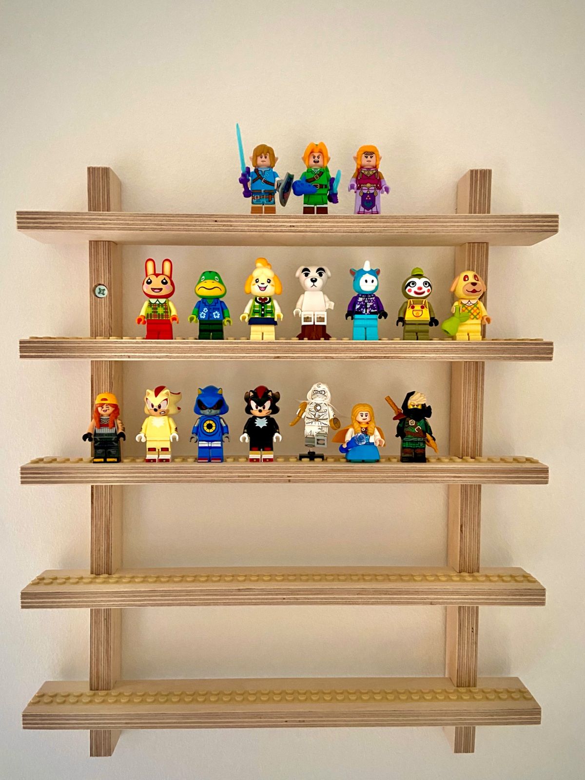 La repisa del diseñador industrial mendocino con todas las piezas que hasta ahora ha creado para los juguetes de encastre Lego. La repisa del diseñador industrial mendocino con todas las piezas que hasta ahora ha creado para los juguetes de encastre Lego.