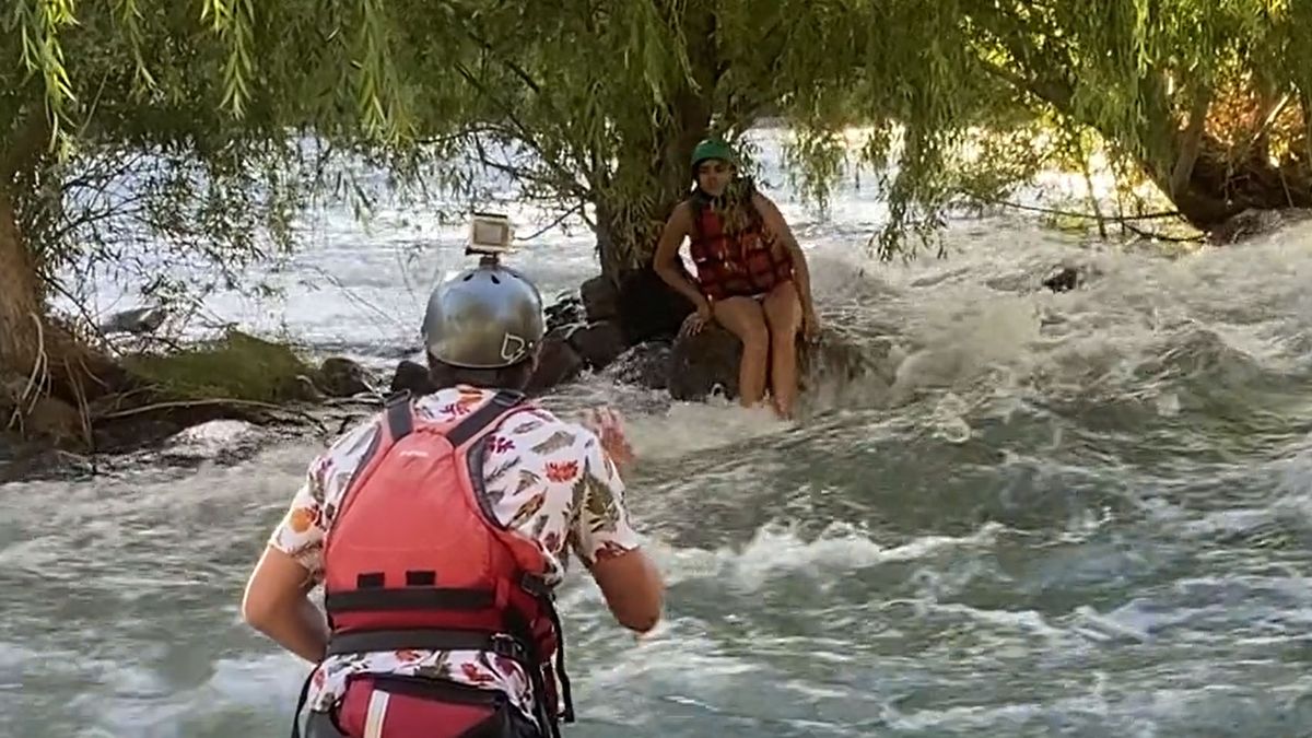 La mujer que cayó del bote de rafting fue rescatada del Río Atuel asustada pero en perfectas condiciones de salud.
