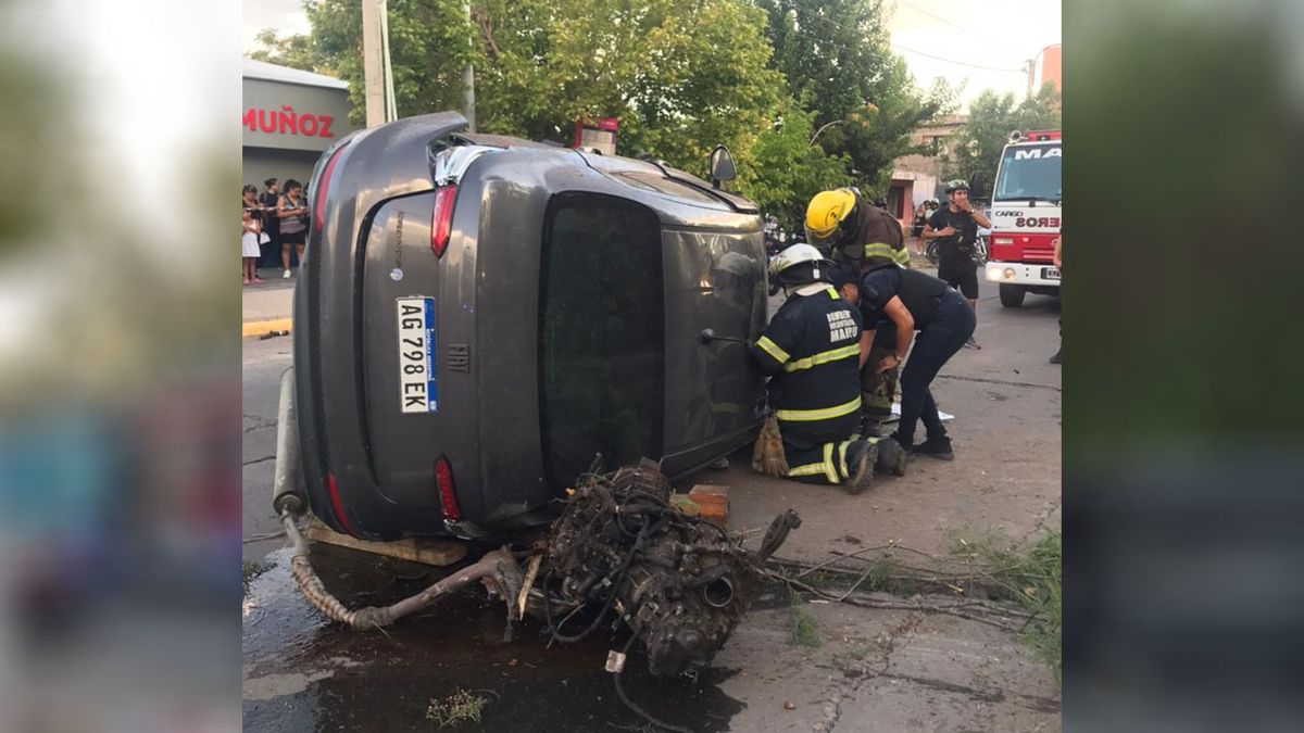 El accidente ocurrió en calle Juan José Paso donde un auto saltó del rulo y cayó en calle Maza, de Maipú. 
